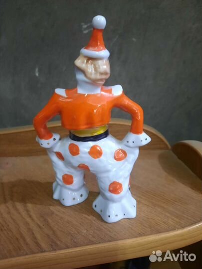 Фарфоровая статуэтка Клоун