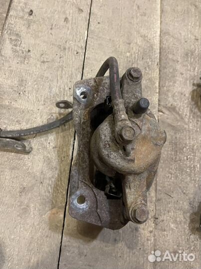 Суппорт тормозной передний Toyota Auris 2008г