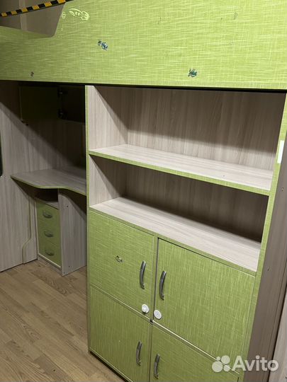 Детская кровать чердак со столом и шкафом