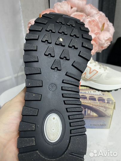 Кроссовки женские