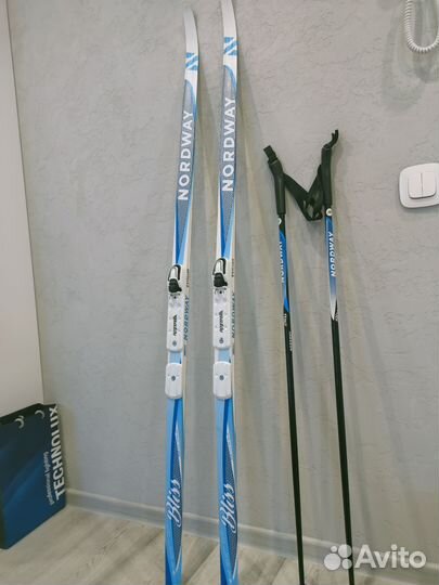 Лыжи беговые 150см ботинки 35р. Палки 100см