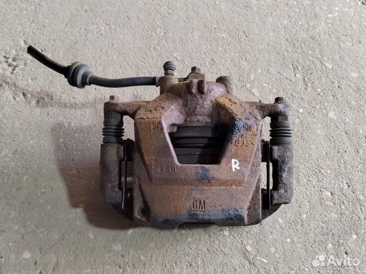 Суппорт передний правый Opel Astra J A16XER 2010