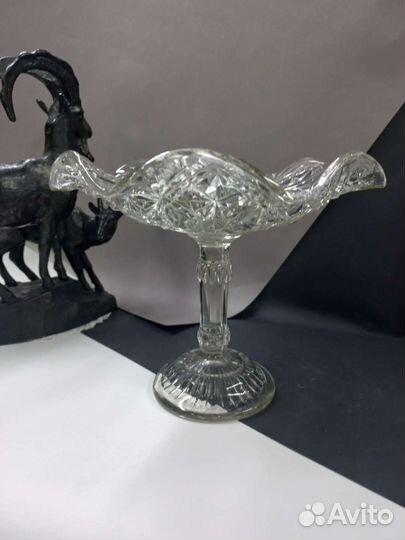 Ваза для фруктов на ножке