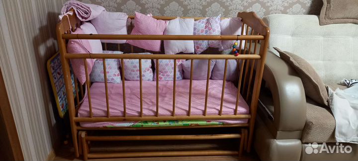 Детская кроватка с маятником