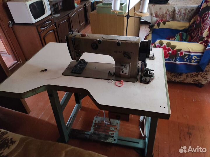 Промышленная швейная машина на столе