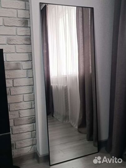 Зеркало в металлической раме