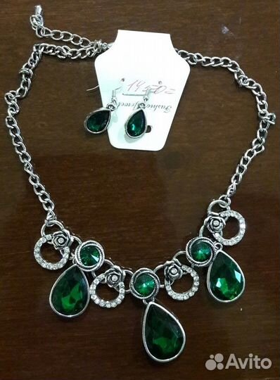 Вечернее платье и колье