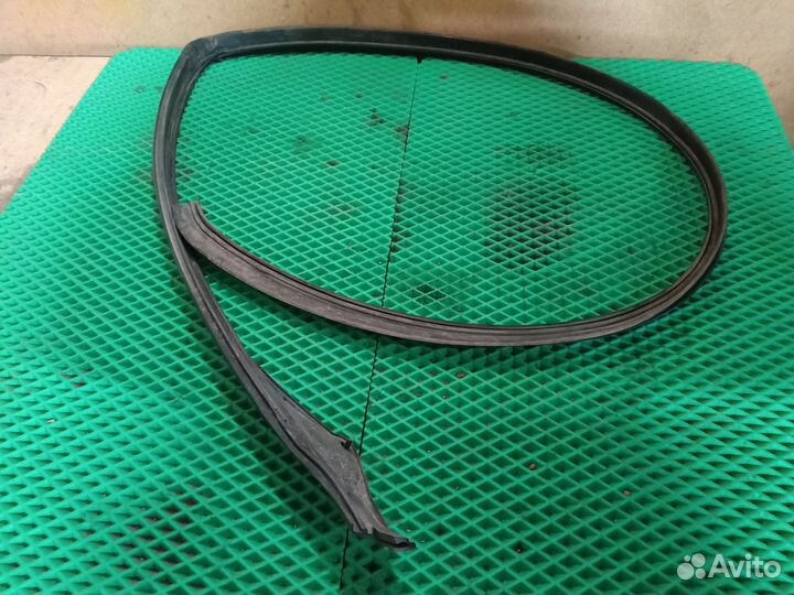 Уплотнитель двери правый Nissan Maxima A33