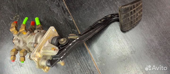 Педаль тормоза с краном Freightliner