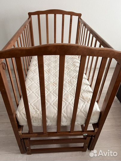 Детская кроватка с маятником