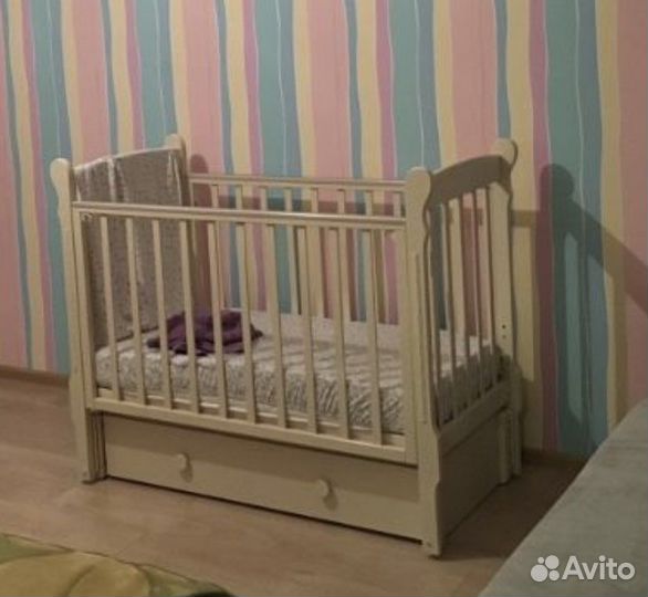 Кроватка детская с продольным маятником и ящиком