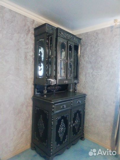 Антикварный посудный шкаф
