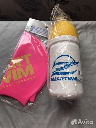 Шапочка для плавания и бутылка для воды
