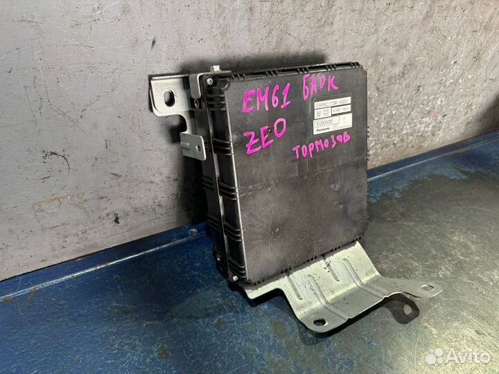 Эбу стояночного тормоза Nissan Leaf ZE0