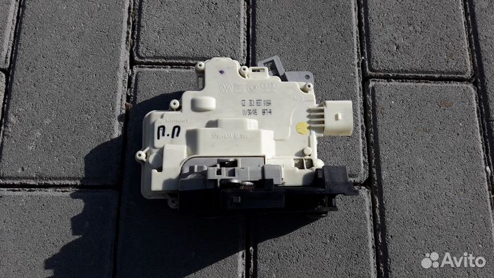 Замок передний правый Пассат Б6