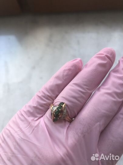 Золотое кольцо с изумрудом и бриллиантами