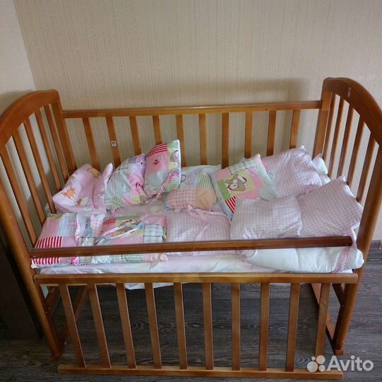 Детская кроватка с продольным маятником