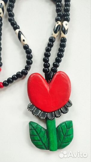 Длинные бусы с крупным цветком в бохо-стиле