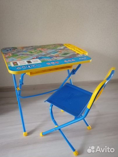 Детский письменный стол и стул