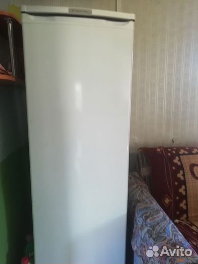 Холодильник бу маленький высота 143см ширина 47см