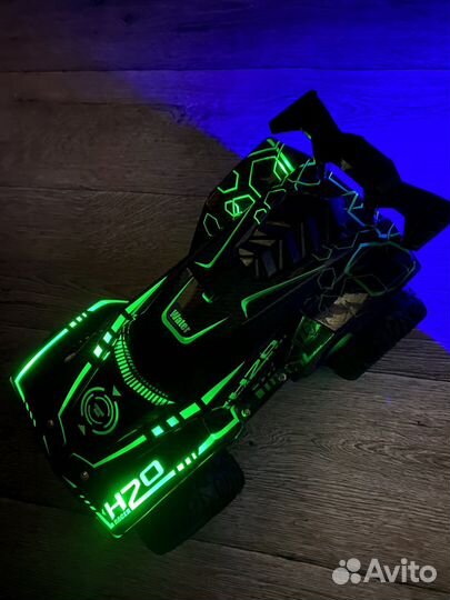 Большой вездеход с дымом на пульте