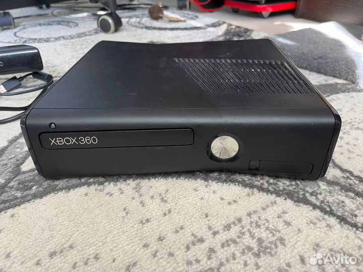 Xbox 360 + 2 оригинальных геймпада + кинект