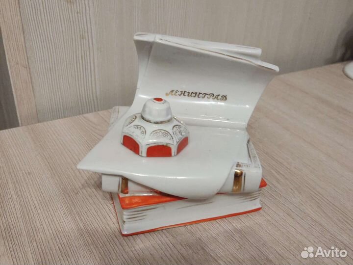 Фарфоровая чернильница 