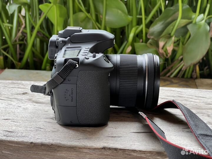 Зеркальная фотокамера Canon