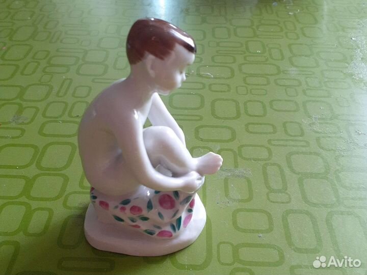 Фарфоровые статуэтки,Мальчик с полотенцем.лфз