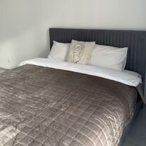 Девушка прыгает на скакалке. Светящиеся глаза в темноте. Саманта маркл. Горящие глаза в темноте в лесу. Лисьи глазки ботоксом.