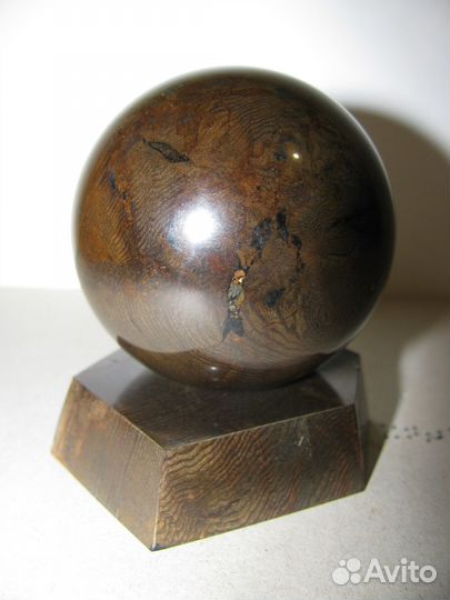 Шар из окаменелого дерева на подставке