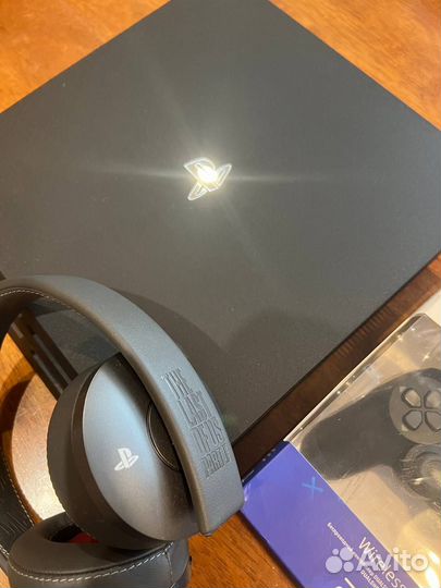 PS4 Pro + наушники Sony Gold