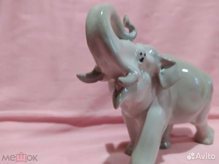 Фарфоровая фигурка 