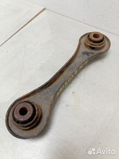 Рычаг задний поперечный нижний GS1D28500A