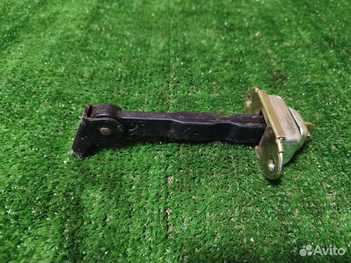 Ограничитель двери Nissan Sunny N16