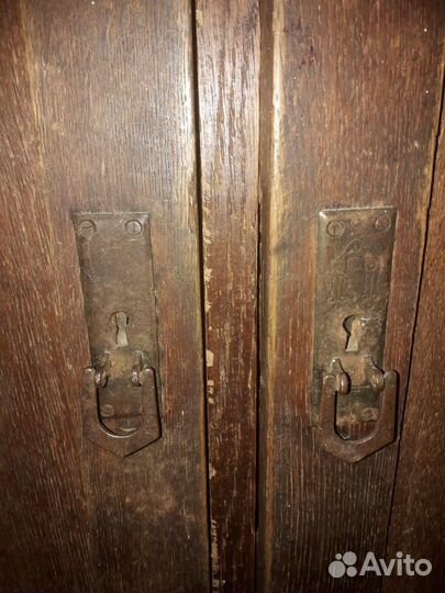 Антикварный шкаф