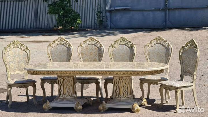 Стол и стулья