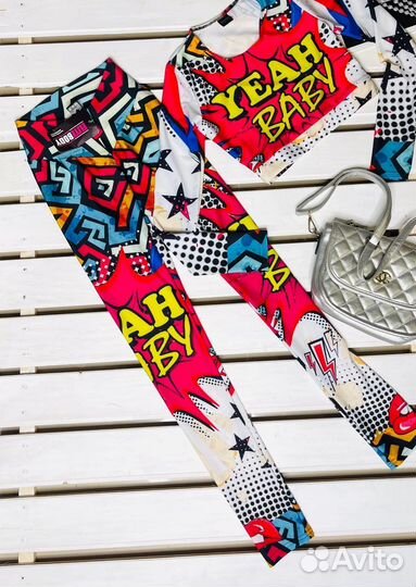 Яркий брендовый костюм новый