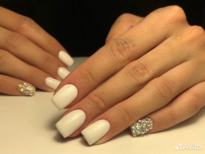 Маникюр и педикюр на дому за 800