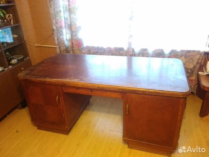 Старинный деревянный письменный стол