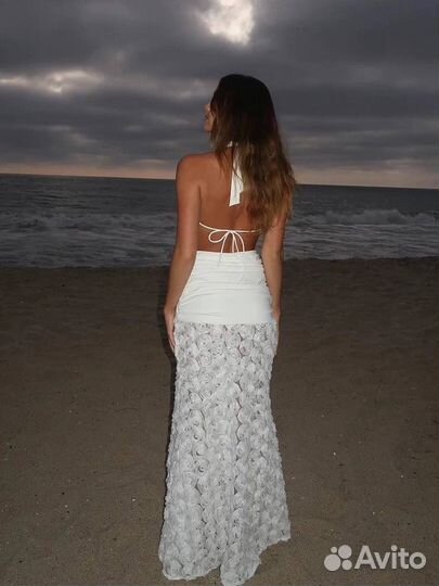 Платье летнее с объемными цветами белое