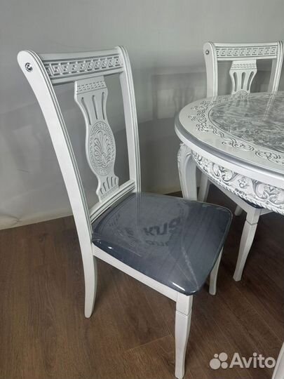 Стулья белые