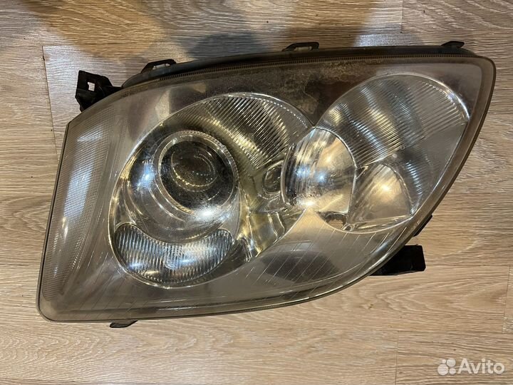 Фары на toyota avensis T250 левая, правая