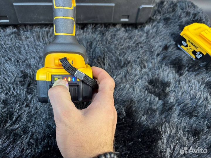 Аккумуляторный ударный гайковерт dewalt