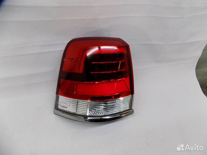 Фонарь задний наружный левый Toyota Land Cruiser