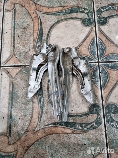 Петля капота Skoda Octavia A5