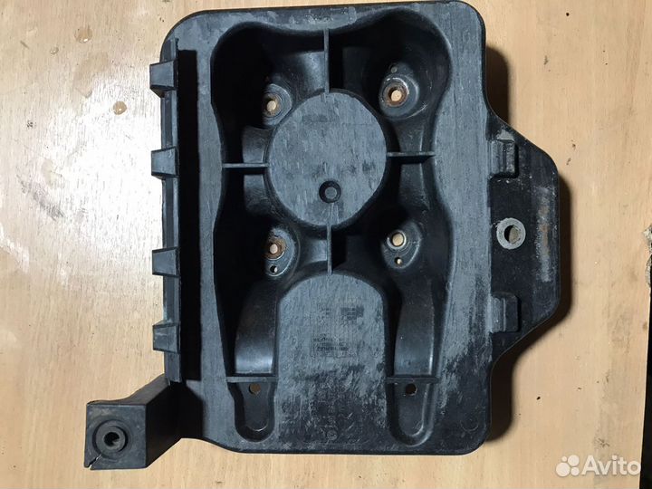 Площадка под аккумулятор VAG Гольф 4 1J0804373A