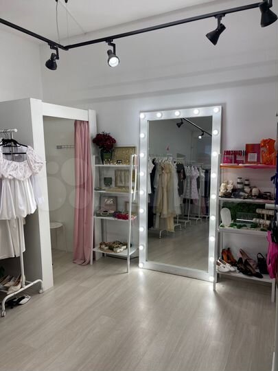 Аренда рейла/стеллажа в шоуруме в самом центре Спб