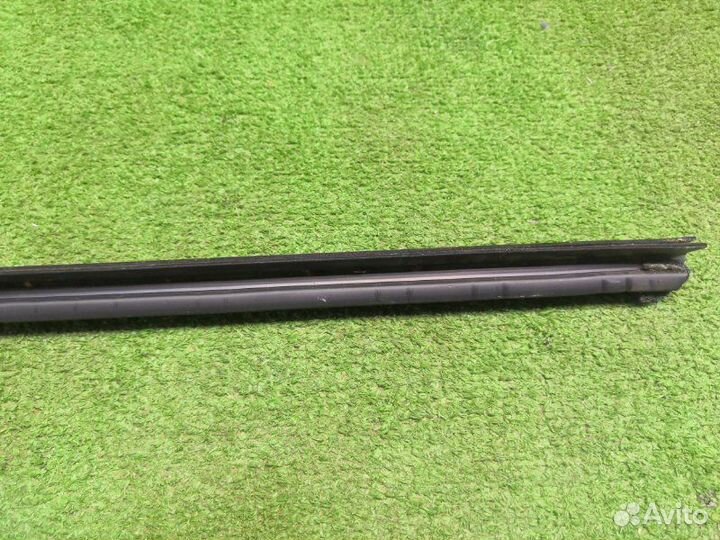 Уплотнитель стекла двери передний левый Hyundai