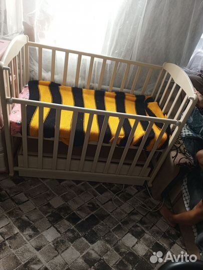 Детская кроватка с маятником